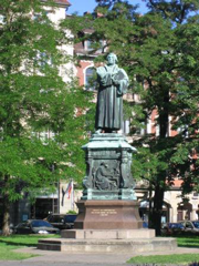 Luther-Statue vor Frauenkirche Dresden  Foto: AugustusTours