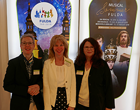Foto v.l,n.r.: Eilsabeth Schrimpf, Kerstin Lehmann (beide Fulda Tourismus), Adriana Stegemann (Spotlight Musicals). �&copy;Jörg Berghoff