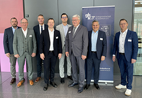 Hermann Meyering (3. v. re.),  stv. Vorsitzender Philipp Hörmann (4. v. li.) sowie Philipp Cantauw (links daneben), Bülent Menekse (2. v. re.) und Josef Weiermair (2. v. li.) wurden einstimmig als Vorstandsmitglieder bestätigt.