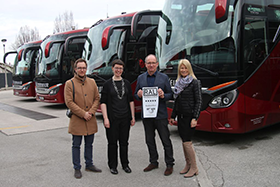 Josef Weiermair und seine Frau Jana Konvalinova (rechts) sowie sein Sohn Christoph (links) freuen sich, dass sie den hohen Qualitätsstandard ihrer Fahrzeuge jetzt auch mit dem RAL Gütezeichen Buskomfort dokumentieren können. (Fotos: Zibulla)