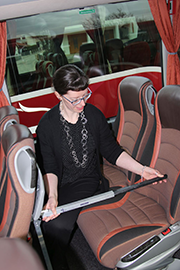 Denise Riebisch prüft die Beinfreiheit millimetergenau.