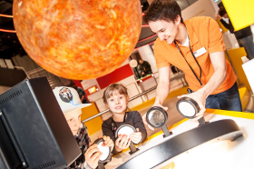 Kraftwerk-am-Himmel-Thema-Sonne