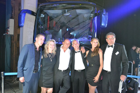 Anne Kimmel 2 v.l., Eberhard Penz 3.v.l. neben Frank und Sabrina Koschatzky und Scania Verkäufern