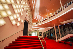 Die Eröffnungspremiere findet am 23. November 2014 mit der Uraufführung des Musicals