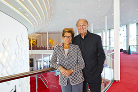 Joop und Janine van den Ende im Foyer.
