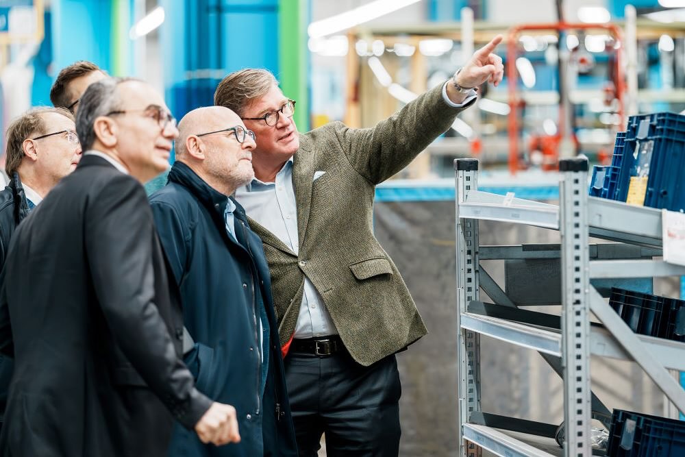 Daimler Buses: Ministerbesuch im Werk