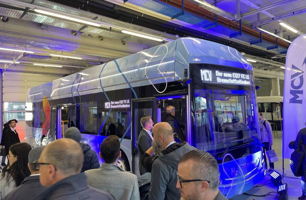 Busübergabe: MCV feierte doppelt auf der „Poleposition Bus“