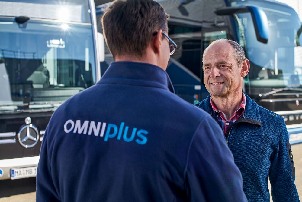 30 JAHRE OMNIPLUS: Servicenetz wächst, E-Reisebus geht auf Testfahrt