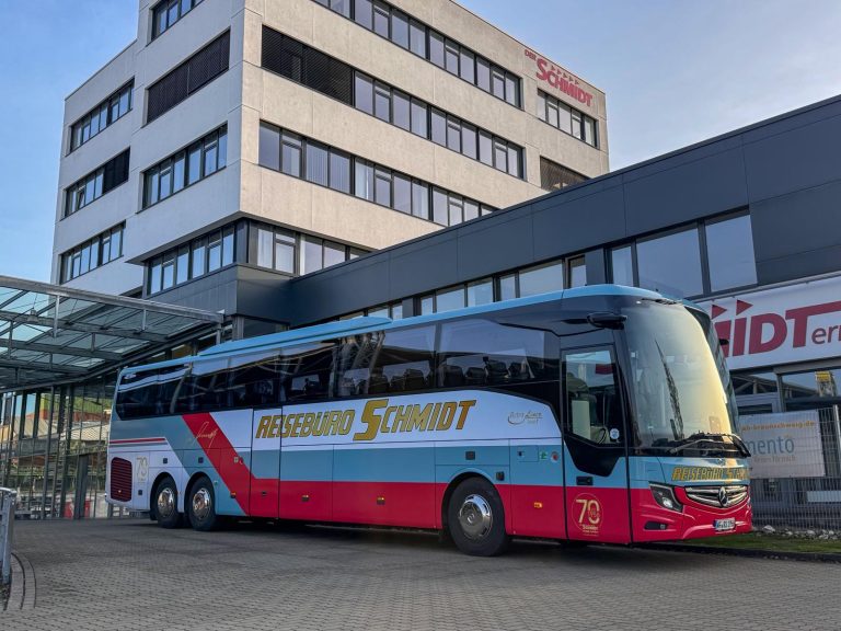 70 JAHRE REISEBÜRO SCHMIDT: Retroliner „Josef“ zum Jubiläum