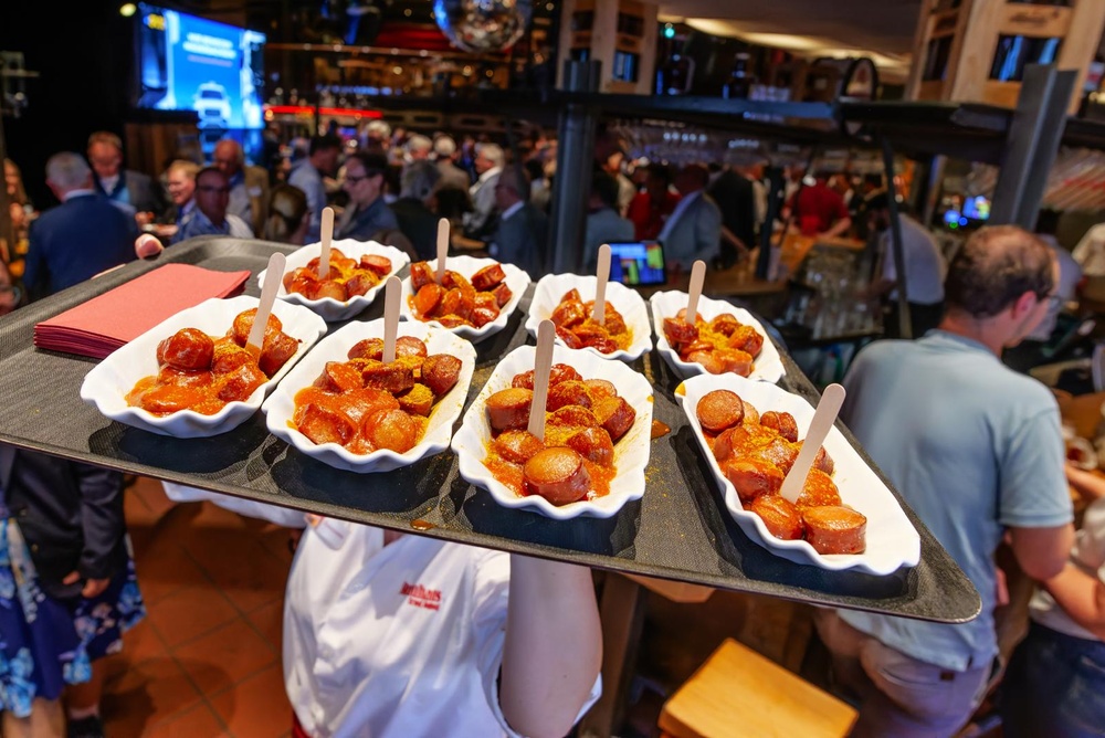 PARLAMENTARISCHER CURRYWURSTABEND: Volles Brauhaus, klare Forderungen an die Politik